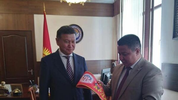 Полпред президента Кыргызстана в Таласской области Бактыбек Нарбеков и бывший глава Калмыкии Кирсан Илюмжинов - Sputnik Узбекистан