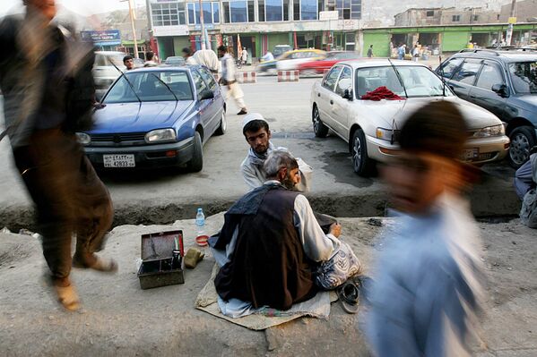Афганский уличный парикмахер в Кабуле, 2007 год. - Sputnik Узбекистан