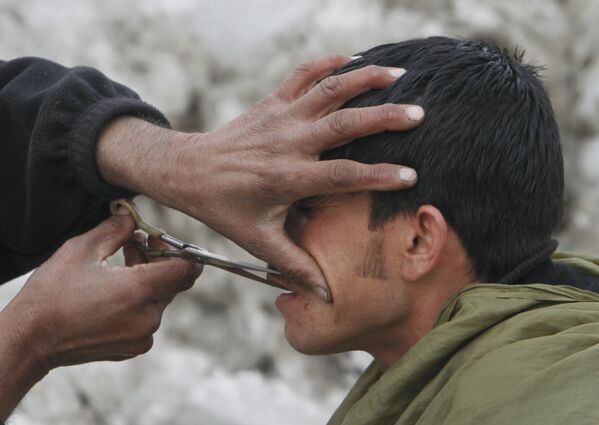 Работа уличного парикмахера в Кабуле, 2012 год. - Sputnik Узбекистан