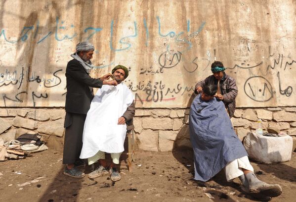 Афганские мужчины во время стрижки в Герате, 2012 год. - Sputnik Узбекистан