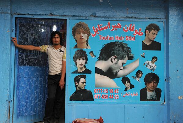Афганский цирюльник, Кабул, 2010 год. - Sputnik Узбекистан