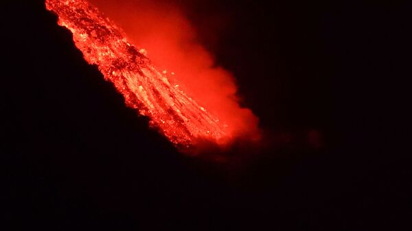 Lava techet v more posle izverjeniya vulkana na kanarskom ostrove La-Palma - Sputnik Oʻzbekiston