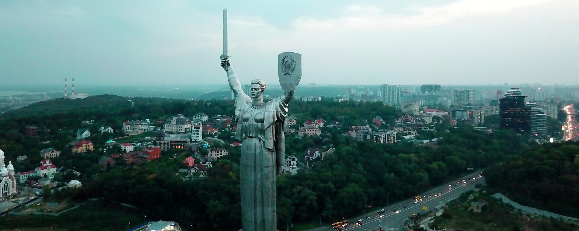 Монумент Родина-мать в Киеве - Sputnik Узбекистан, 1920, 30.09.2021