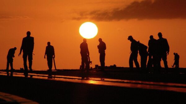 Силуэты мужчин на фоне заката - Sputnik Узбекистан