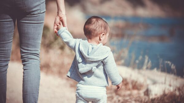 Женщина держит ребенка за руку - Sputnik Ўзбекистон