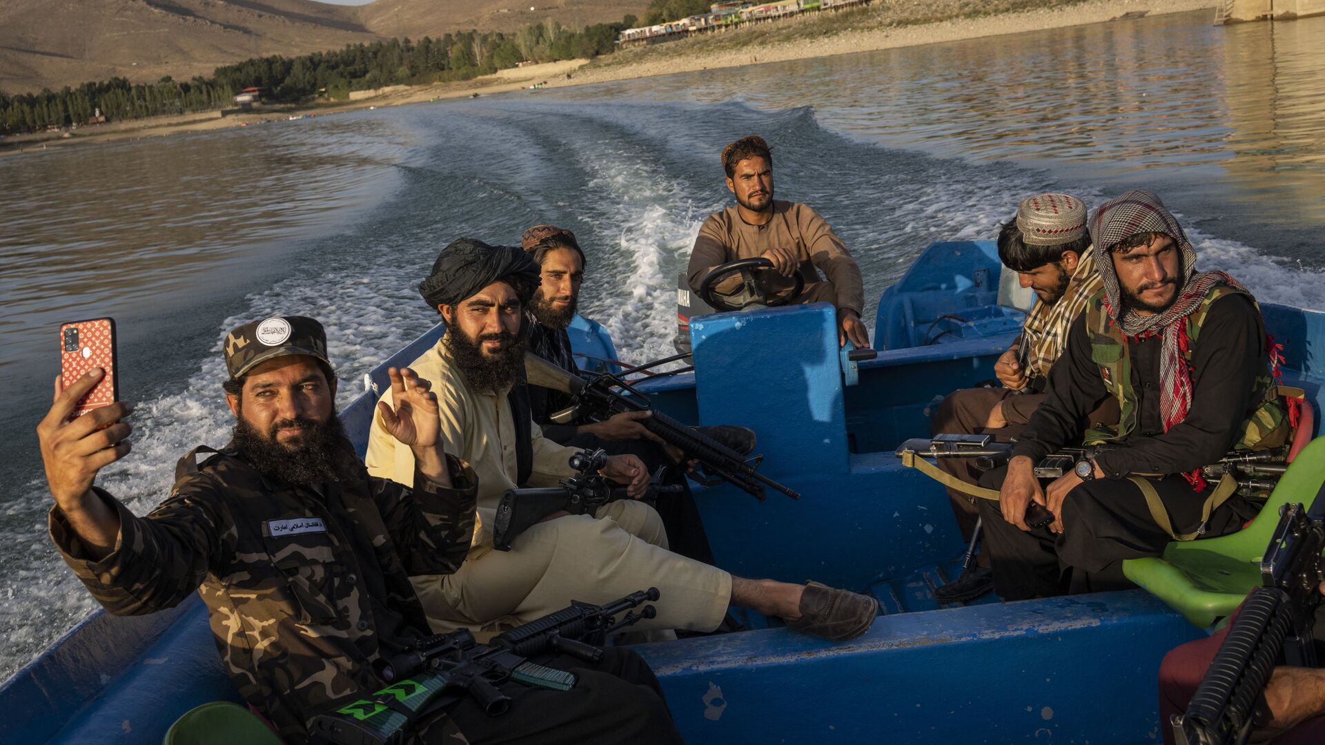 Бойцы Талибана наслаждаются прогулкой на лодке по плотине Карга, Афганистан - Sputnik Узбекистан, 1920, 19.11.2021