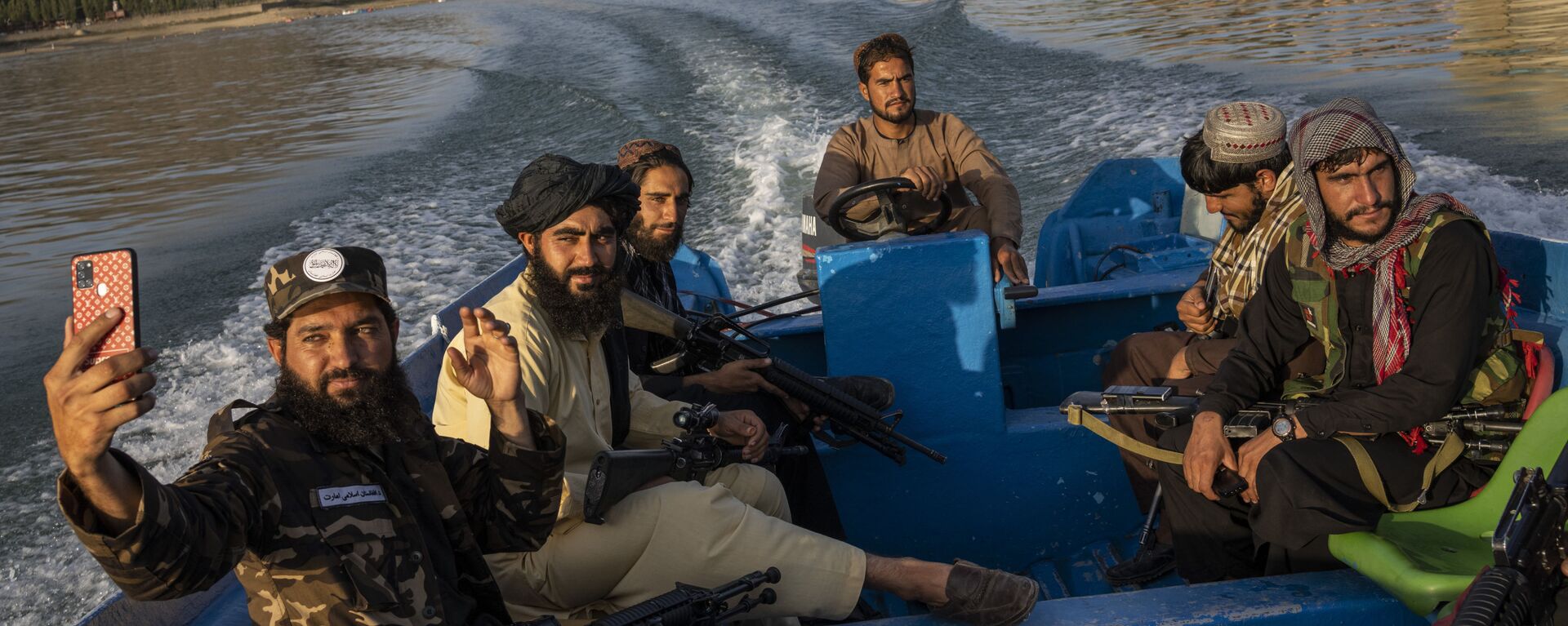 Бойцы Талибана наслаждаются прогулкой на лодке по плотине Карга, Афганистан - Sputnik Узбекистан, 1920, 19.11.2021