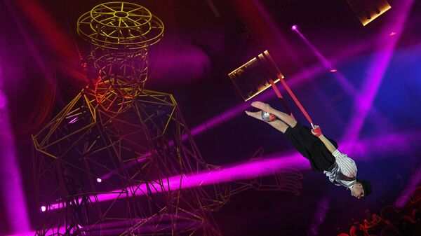 Выступление воздушного гимнаста в Большом Санкт-Петербургском государственном цирке - Sputnik Узбекистан