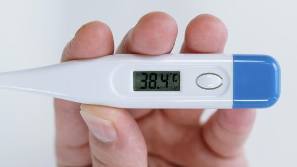 Градусник в руках, иллюстративное фото - Sputnik Узбекистан