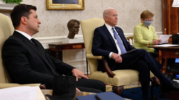 Президент Украины Владимир Зеленский и президент США Джо Байден - Sputnik Узбекистан