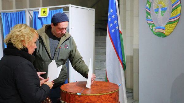 Голосование на избирательном участке в Узбекистане - Sputnik Узбекистан