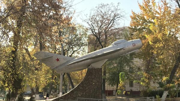 В Ташкенте восстанавливают старый МиГ-17 - Sputnik Узбекистан
