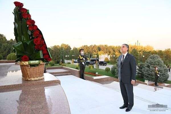 Президент Туркменистана Гурбангулы Бердымухамедов возложил цветы к подножию Монумента независимости и гуманизма. - Sputnik Ўзбекистон