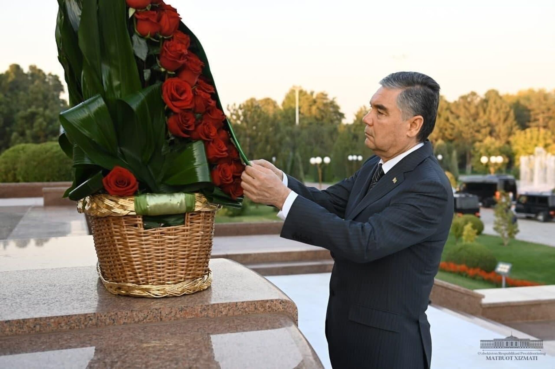 Президент Туркменистана Гурбангулы Бердымухамедов возложил цветы к подножию Монумента независимости и гуманизма. - Sputnik Узбекистан, 1920, 04.10.2021