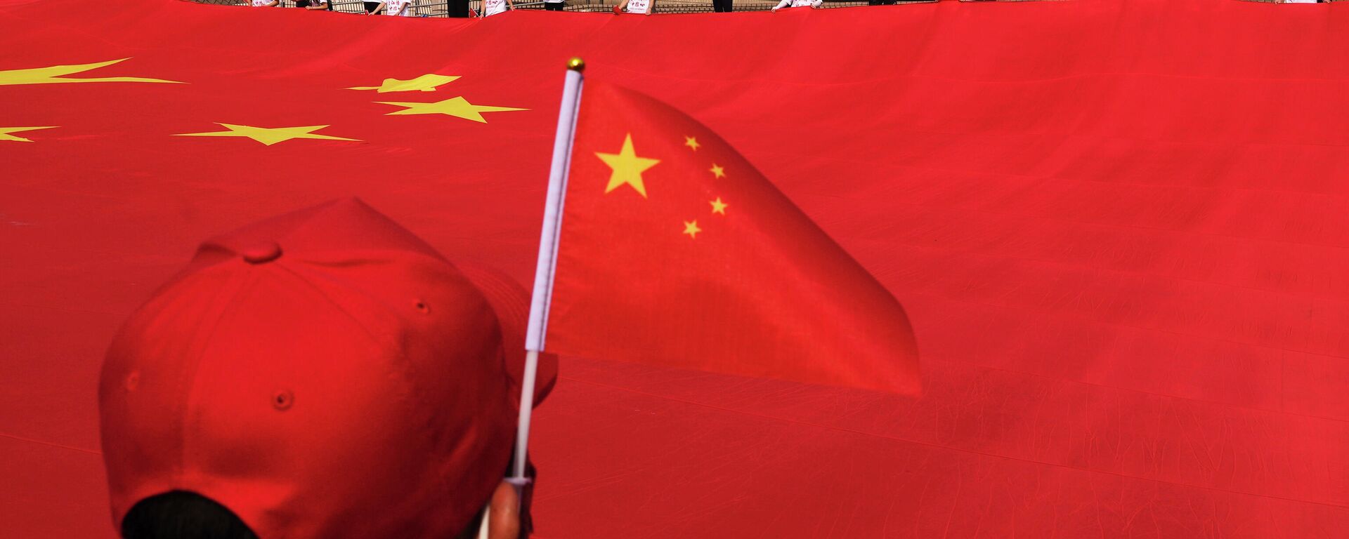 Китайский национальный флаг во время церемонии празднования 72-го Национального дня Китая - Sputnik Узбекистан, 1920, 05.10.2021