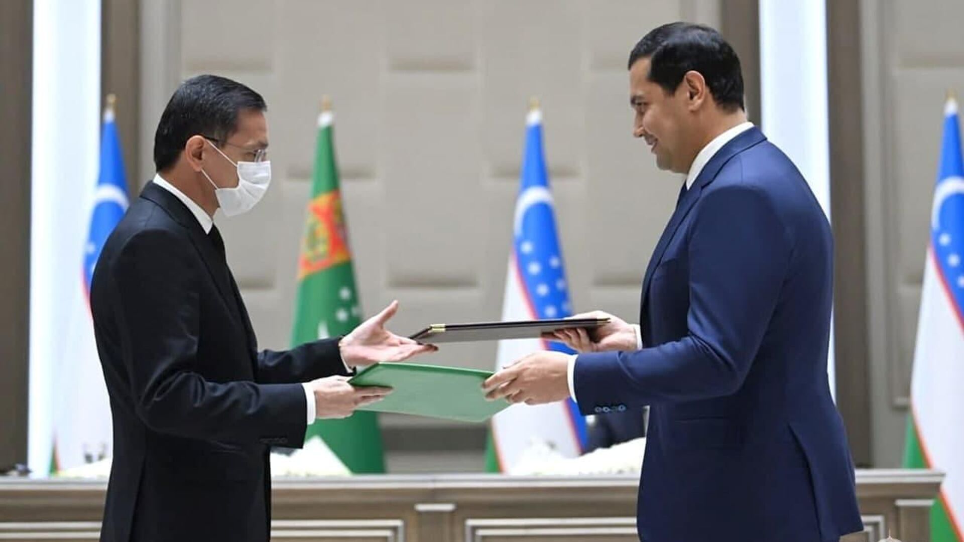 В присутствии глав Узбекистана и Туркменистана состоялся обмен подписанными документами между главами министерств и ведомств двух стран - Sputnik Узбекистан, 1920, 05.10.2021