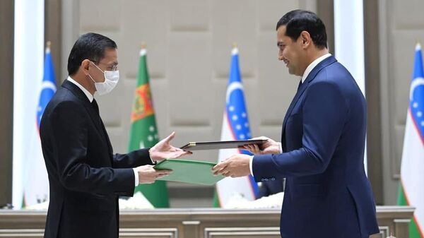В присутствии глав Узбекистана и Туркменистана состоялся обмен подписанными документами между главами министерств и ведомств двух стран - Sputnik Узбекистан