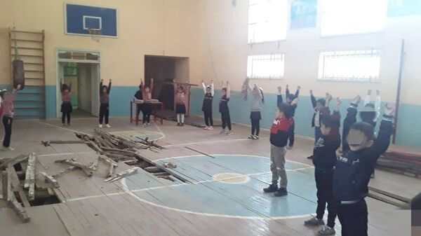 В Кашкадарье ученики школы занимаются физкультурой на прогнившем полу спортзала - Sputnik Узбекистан