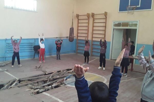 V Kashkadarye ucheniki shkoli zanimayutsya fizkulturoy na prognivshem polu sportzala - Sputnik O‘zbekiston