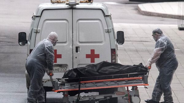 Медицинские работники перевозят тело умершего - Sputnik Ўзбекистон