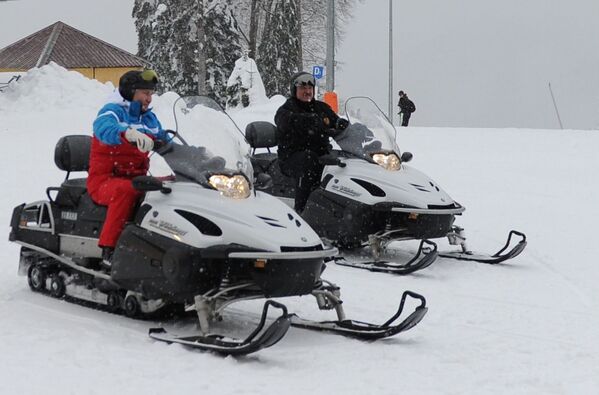 22 февраля 2021. Владимир Путин и Александр Лукашенко катаются на снегоходах. - Sputnik Узбекистан