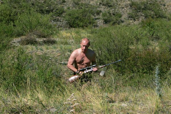 15 августа 2007. Владимир Путин в районе отрогов западных Саян во время отпуска. - Sputnik Узбекистан