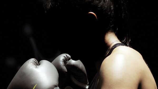 Женщина в боксерских перчатках - Sputnik Узбекистан