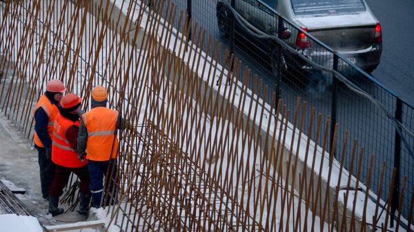 Рабочие на строительстве московской развязки - Sputnik Ўзбекистон