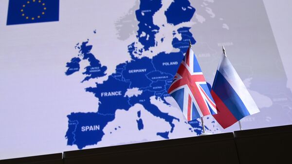 Государственные флаги России и Великобритании - Sputnik Узбекистан