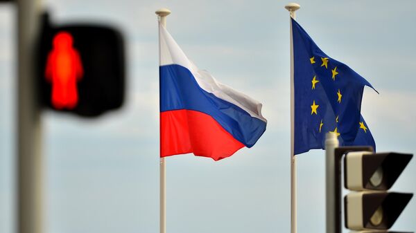 Flagi Rossii i YeS na naberejnoy Nissi - Sputnik O‘zbekiston