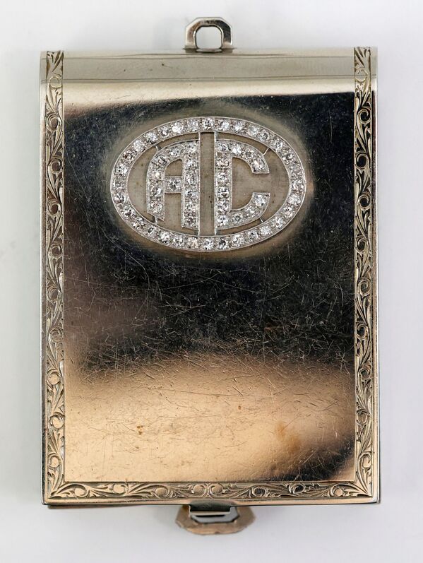 Футляр для спичечного коробка из белого золота с бриллиантами, принадлежавший Аль Капоне.  - Sputnik Узбекистан