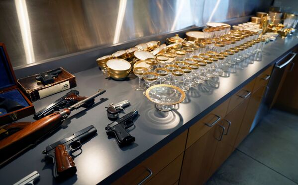 Оружие и посуда, принадлежавшие американскому гангстеру Аль Капоне и его сыну Сонни.  - Sputnik Узбекистан