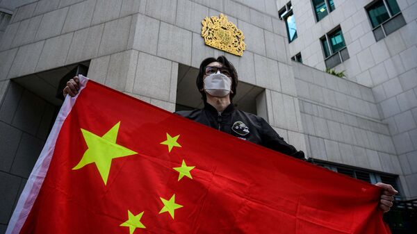 Мужчина держит флаг Китая - Sputnik Узбекистан