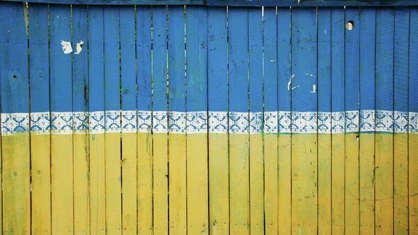 Забор, выкрашенный в цвета украинского флага - Sputnik Узбекистан