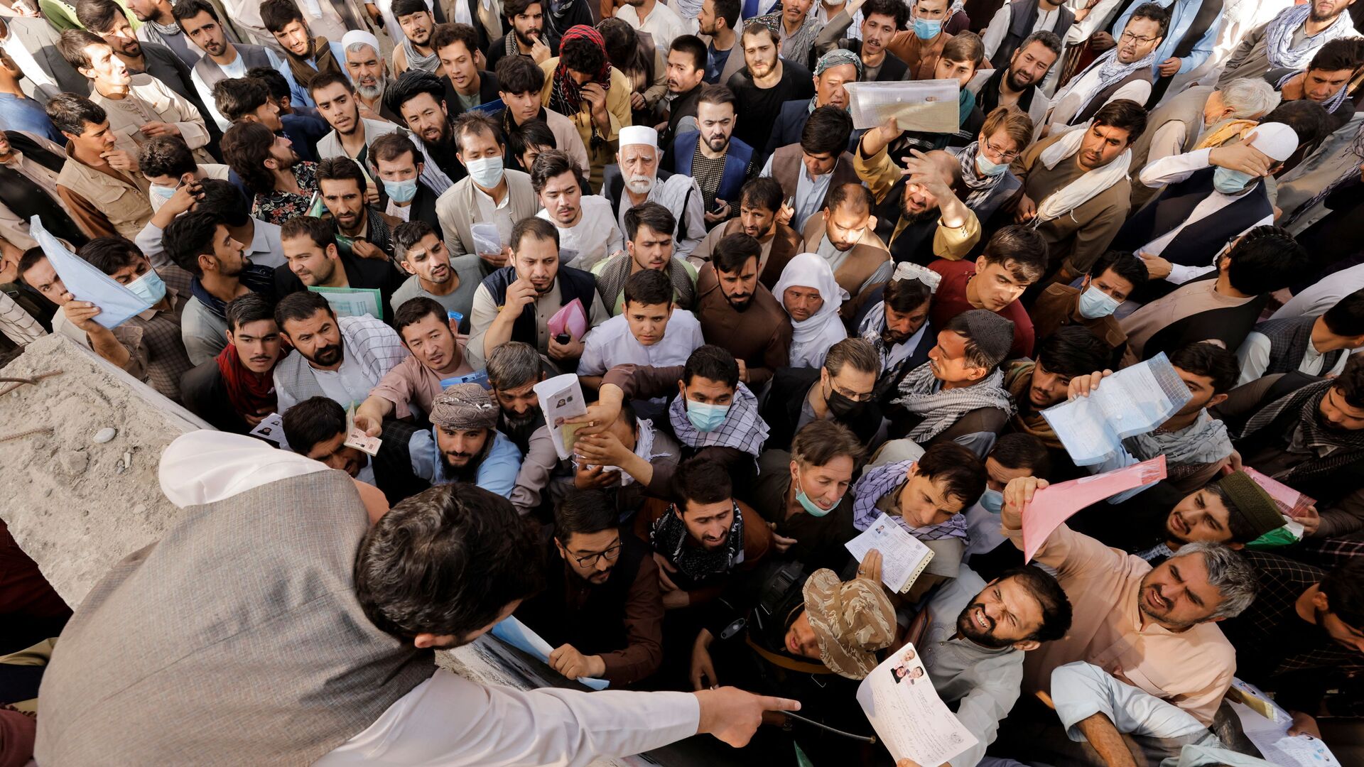 Афганцы собираются у паспортного стола в Кабуле, Афганистан - Sputnik Узбекистан, 1920, 13.10.2021