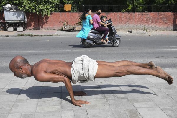 Amritsarda erkak yoga bilan shug‘ullanmoqda. - Sputnik O‘zbekiston