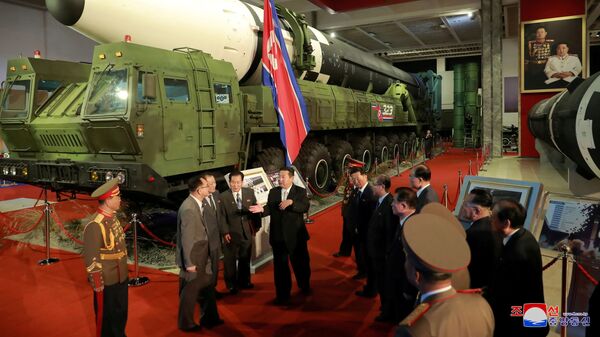 Лидер КНДР Ким Чен Ын на выставке оборонной промышленности в Пхеньяне  - Sputnik Ўзбекистон
