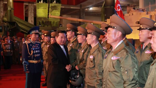 Лидер КНДР Ким Чен Ын на выставке оборонной промышленности в Пхеньяне  - Sputnik Ўзбекистон