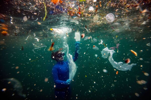 Жизнь под водой столкнулась с новым вызовом - это многочисленные отходы Covid-19&quot;. Согласно данным Всемирного фонда дикой природы (WWF), ежеминутно в Средиземное море сбрасываются пластиковые отходы, эквивалентные 33 880 пластиковым бутылкам. Гран-при конкурса завоевали работы репортера из Турции Шебнем Кошкун. - Sputnik Узбекистан