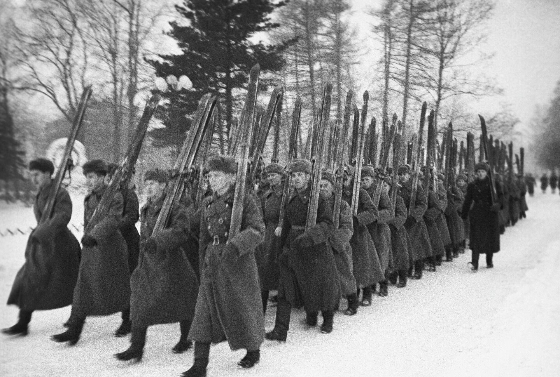 Lijnaya podgotovka voyennoslujashix Sovetskoy armii v parke Sokolniki  - Sputnik O‘zbekiston, 1920, 16.10.2021