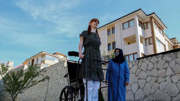 Самая высокая женщина в мире Румейса Гельги позирует со своей матерью Сафие Гельги во время пресс-конференции, Турция - Sputnik Узбекистан