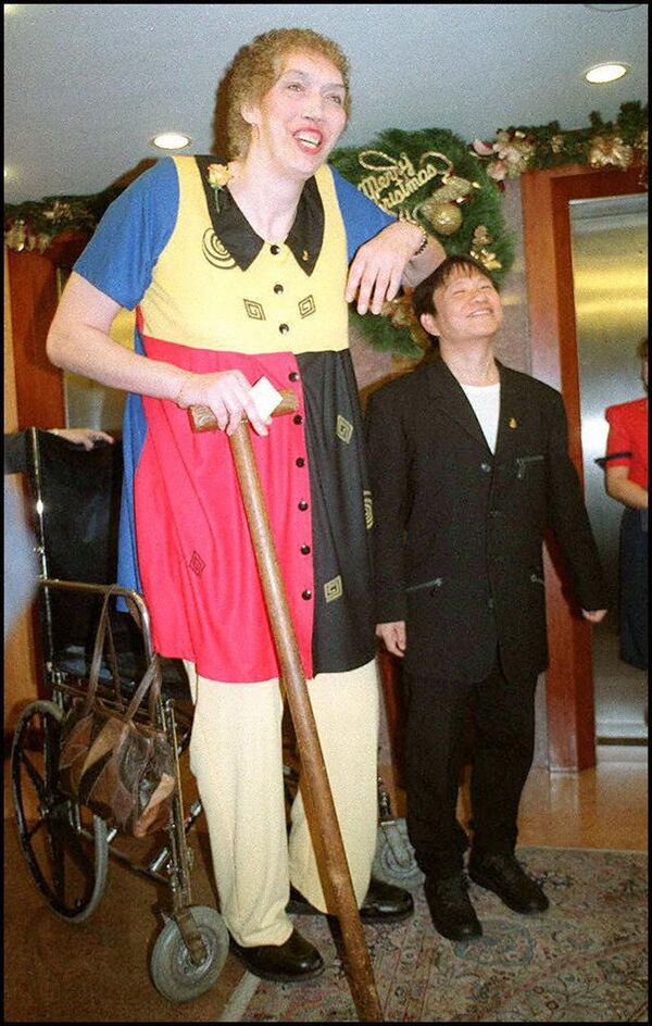 Сэнди Аллен - американка, которая была признана Книгой рекордов Гиннеса самой высокой женщиной в мира в 1976—2008 годах Умерла 13 августа 2008 года в доме для престарелых в городе Шелбивилл, штат Индиана. Ее рост составлял 2,32 метра. - Sputnik Узбекистан