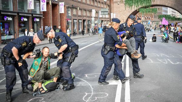 Полиция задерживает участников экологической акции протеста в Стокгольме, Швеция - Sputnik Ўзбекистон