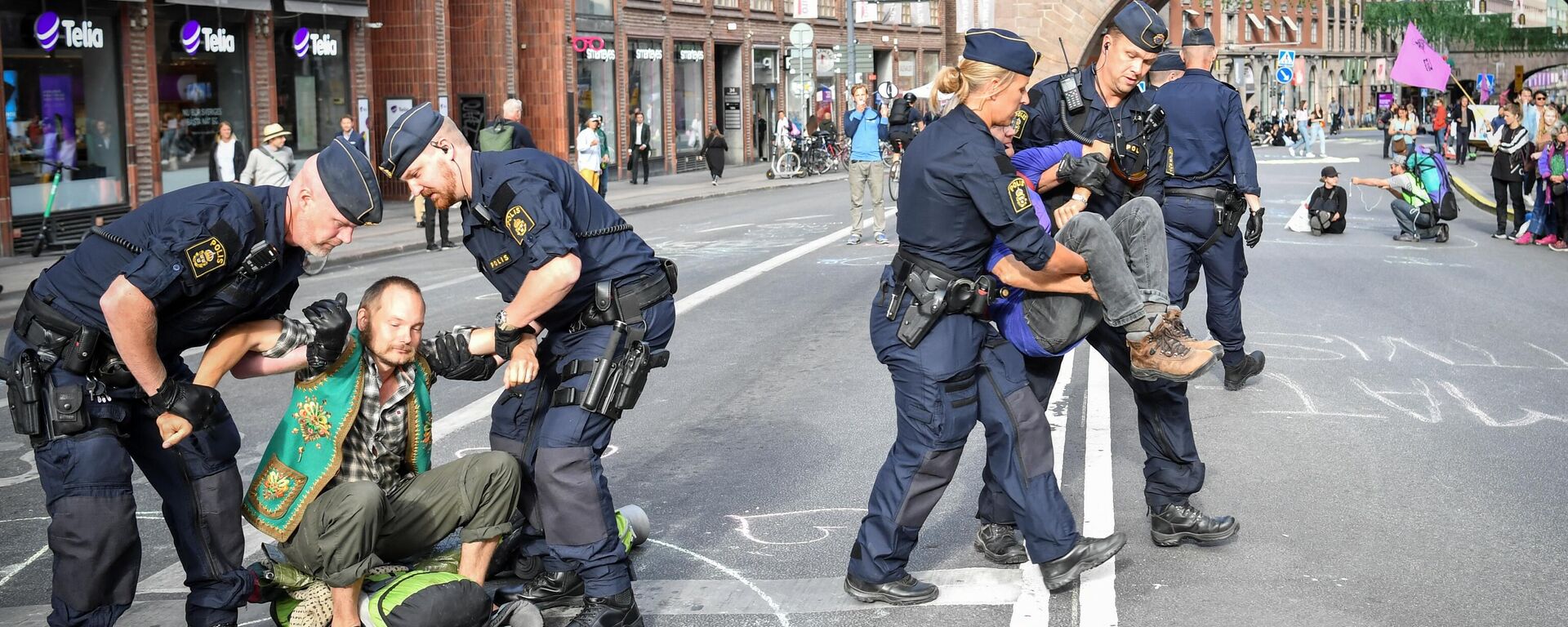 Полиция задерживает участников экологической акции протеста в Стокгольме, Швеция - Sputnik Ўзбекистон, 1920, 18.10.2021