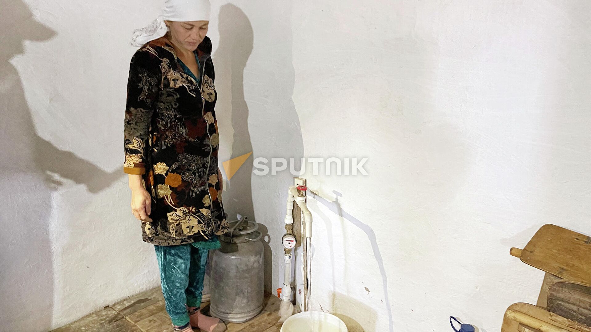 Женщина набирает питьевую воду из водопровода - Sputnik Ўзбекистон, 1920, 18.10.2021