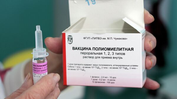 Ампула с вакциной против вируса полиомиелита для оральной прививки детей. - Sputnik Узбекистан