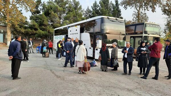 Первые пассажиры рейсового автобуса из Худжанда в Ташкент - Sputnik Ўзбекистон