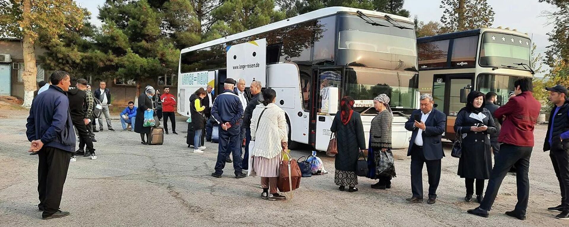 Первые пассажиры рейсового автобуса из Худжанда в Ташкент - Sputnik Узбекистан, 1920, 19.10.2021