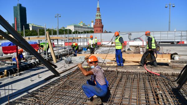 Рабочие на строительной площадке на Большом Каменном мосту - Sputnik Узбекистан