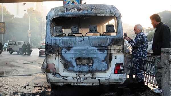 Obgorevshiy siriyskiy armeyskiy avtobus, kotoriy bil atakovan vzrivnimi ustroystvami v Damaske - Sputnik O‘zbekiston